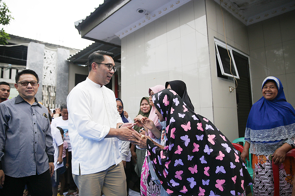 Cagub nomor urut 1 Ridwan Kamil disambut warga Jakarta Timur saat melakukan kunjungan ke Pasar Sembako Murah. (BeritaNasional/Tim Rido/Elvis Sendouw)