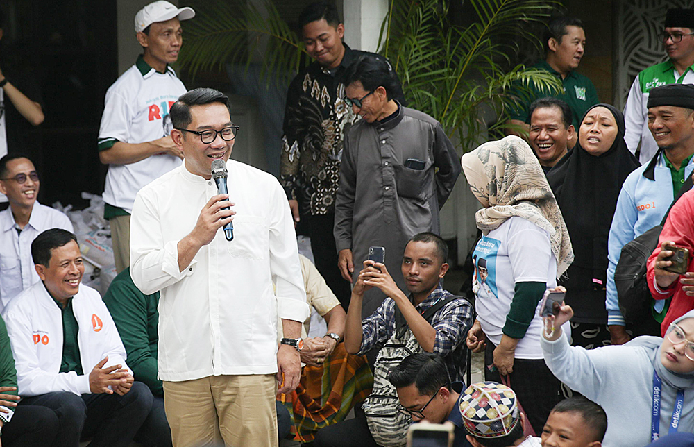 Cagub nomor urut 1 Ridwan Kamil disambut warga Jakarta Timur saat melakukan kunjungan ke Pasar Sembako Murah. (BeritaNasional/Tim Rido/Elvis Sendouw)