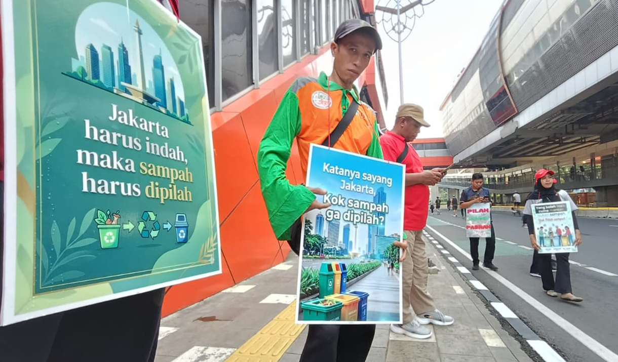 Relawan menyosialisasikan gerakan pilah sampah saat Car Free Day di kawasan Rasuna Said, Jakarta, Minggu (10/5/2026). (Beritanasional.com/Oke Atmaja)