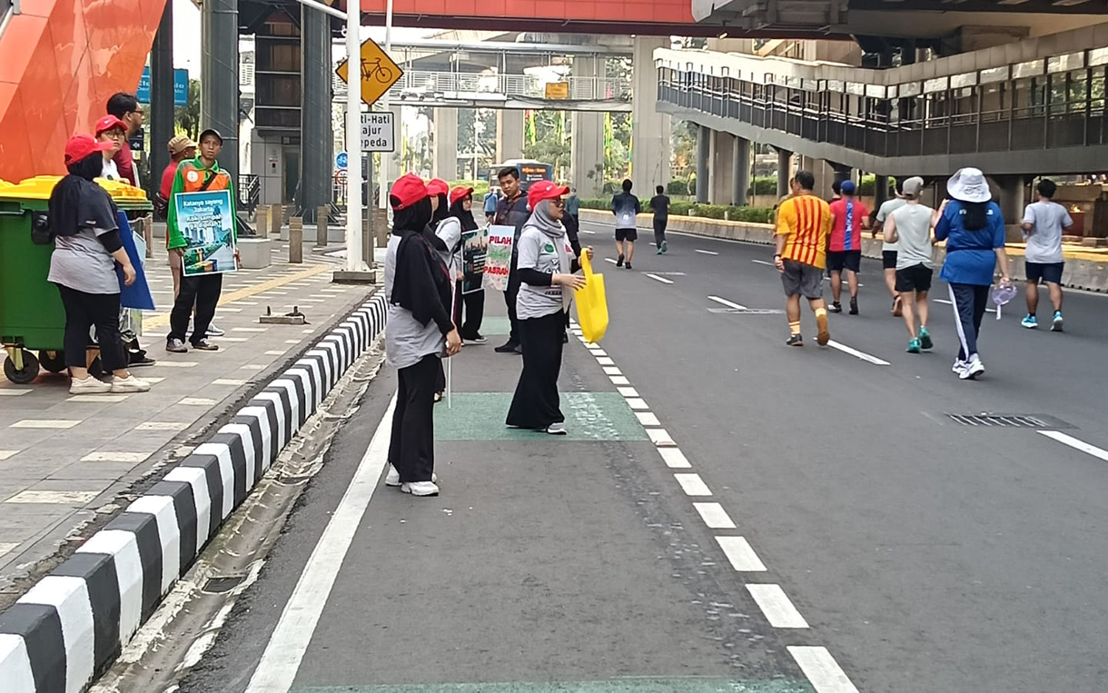 Relawan mensosialisaikan gerakan pilah sampah saat Car Free Day baru di kawasan Rasuna Said, Jakarta, Minggu (10/5/2026).  (Beritanasional.com/Oke Atmaja)