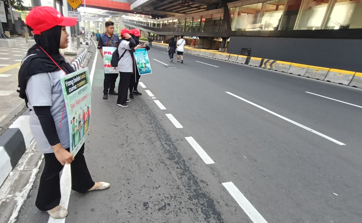 Relawan mensosialisaikan gerakan pilah sampah saat Car Free Day baru di kawasan Rasuna Said, Jakarta, Minggu (10/5/2026).  (Beritanasional.com/Oke Atmaja)
