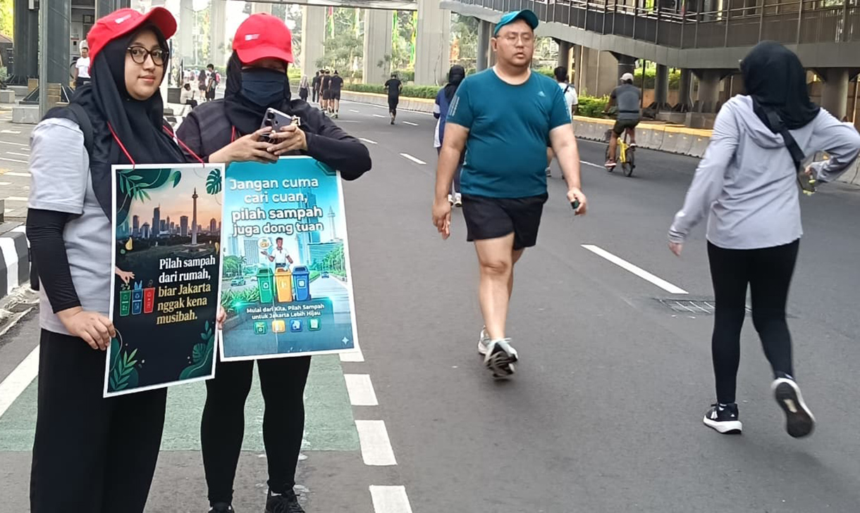 Relawan mensosialisaikan gerakan pilah sampah saat Car Free Day baru di kawasan Rasuna Said, Jakarta, Minggu (10/5/2026).  (Beritanasional.com/Oke Atmaja)