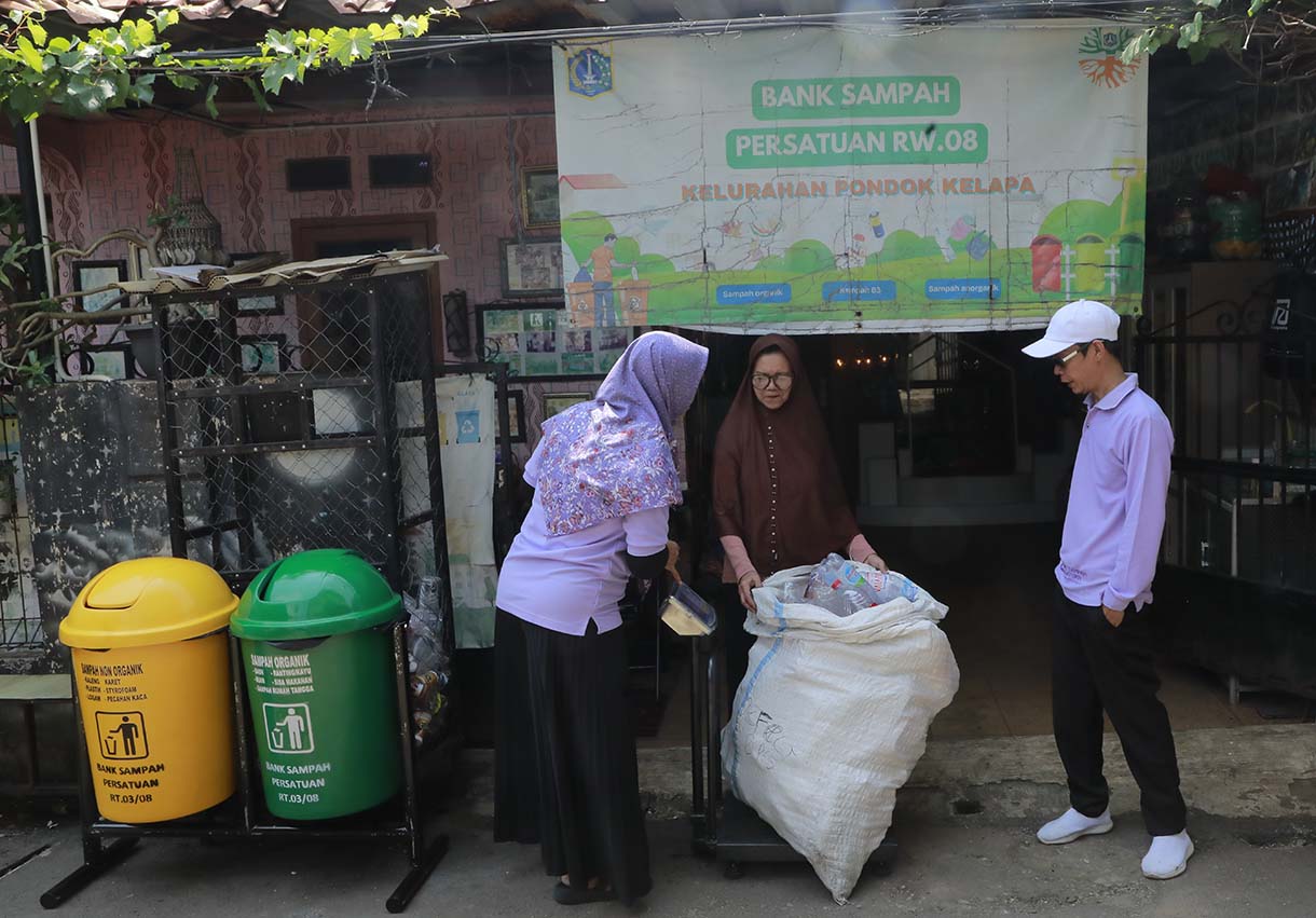 Warga melakukan proses sortir sampah botol plastik untuk didaur ulang di Bank Sampah Persatuan, Jalan Persatuan RW 08, Pondok Kelapa, Duren Sawit, Jakarta, Selasa (9/6/2026). (Beritanasional.com/Oke Atmaja)