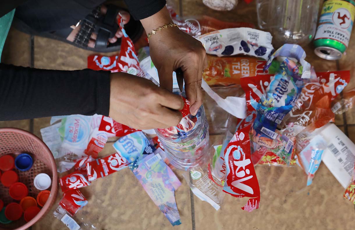 Warga melakukan proses sortir sampah botol plastik untuk didaur ulang di Bank Sampah Persatuan, Jalan Persatuan RW 08, Pondok Kelapa, Duren Sawit, Jakarta, Selasa (9/6/2026). (Beritanasional.com/Oke Atmaja)