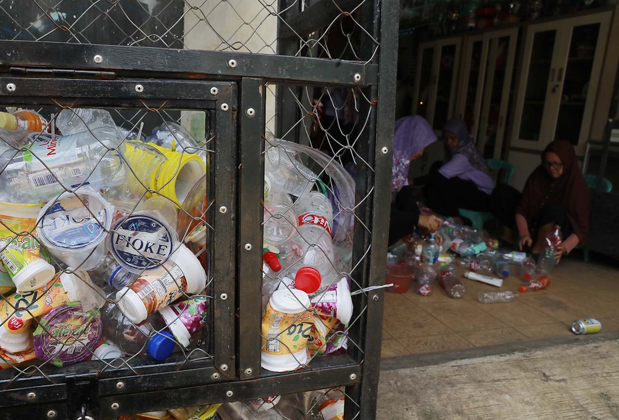 Warga melakukan proses sortir sampah botol plastik untuk didaur ulang di Bank Sampah Persatuan, Jalan Persatuan RW 08, Pondok Kelapa, Duren Sawit, Jakarta, Selasa (9/6/2026). (Beritanasional.com/Oke Atmaja)