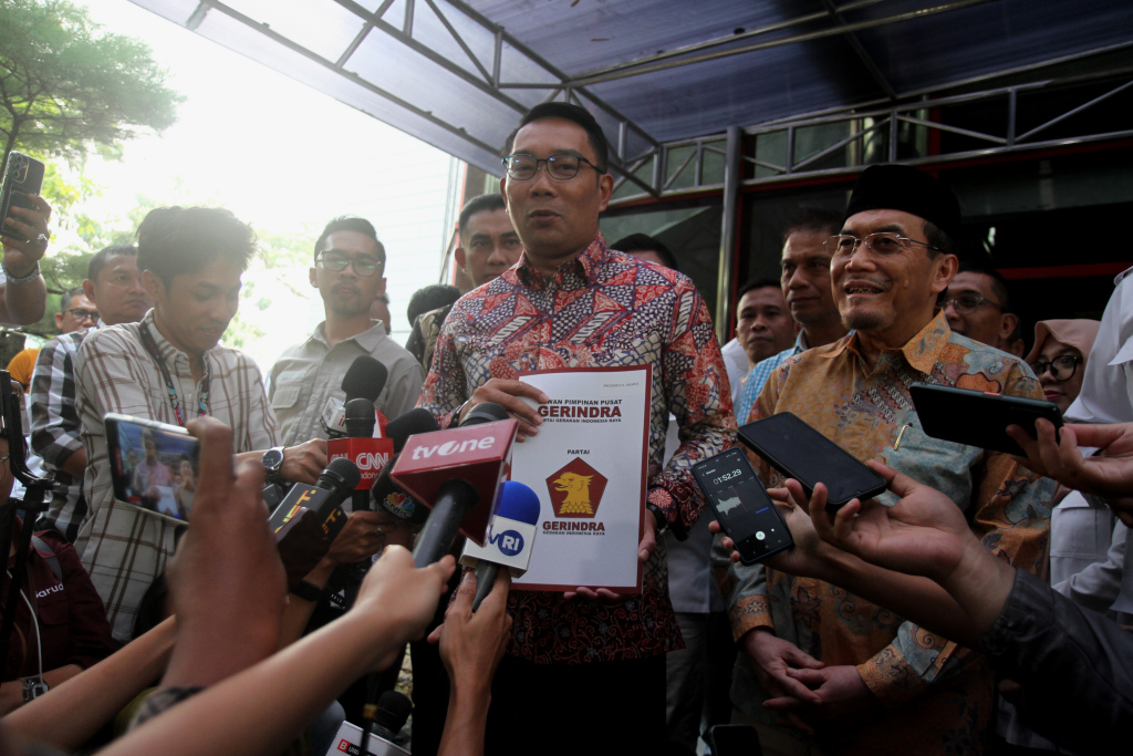 Bakal cagub dan cawagub Jakarta Ridwan Kamil-Suswono menunjukan surat rekomendasi di Kantor DPP Gerindra, Jakarta, Jumat (23/8/2024). (Berita Nasional.com/Oke Atmaja)