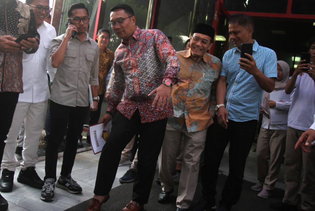 Bakal cagub dan cawagub Jakarta Ridwan Kamil-Suswono menunjukan surat rekomendasi di Kantor DPP Gerindra, Jakarta, Jumat (23/8/2024). (Berita Nasional.com/Oke Atmaja)