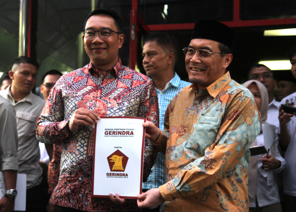 Bakal cagub dan cawagub Jakarta Ridwan Kamil-Suswono menunjukan surat rekomendasi di Kantor DPP Gerindra, Jakarta, Jumat (23/8/2024). (Berita Nasional.com/Oke Atmaja)