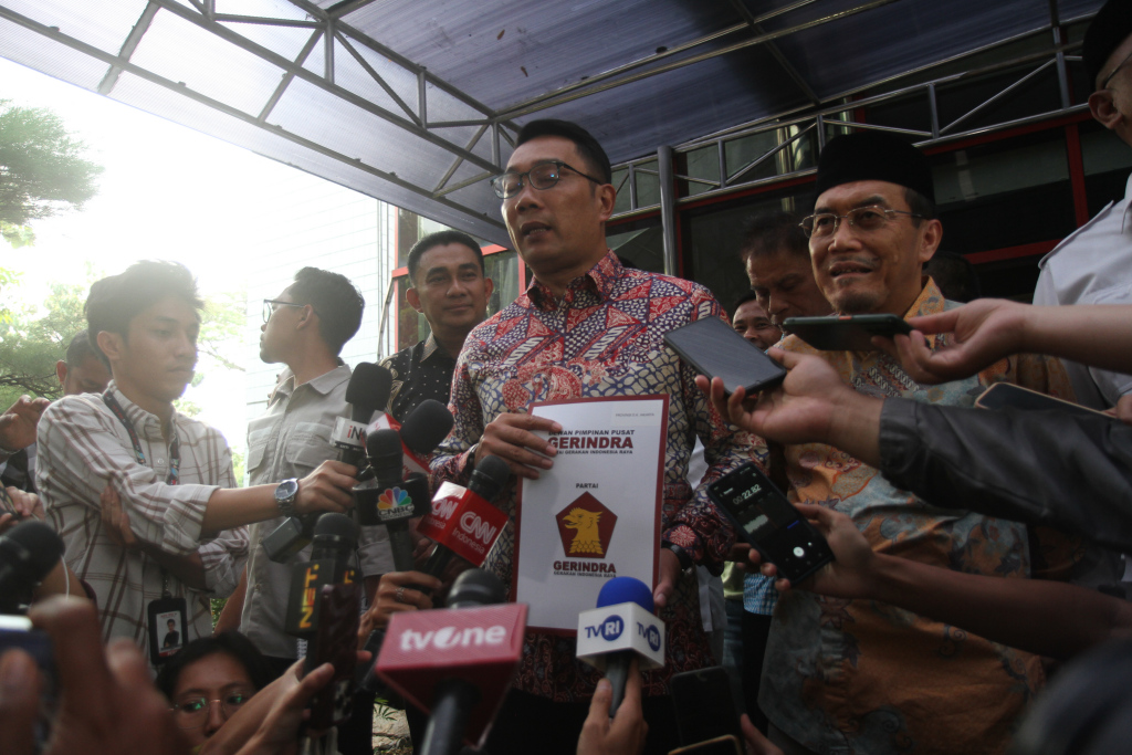 Bakal cagub dan cawagub Jakarta Ridwan Kamil-Suswono menunjukan surat rekomendasi di Kantor DPP Gerindra, Jakarta, Jumat (23/8/2024). (Berita Nasional.com/Oke Atmaja)