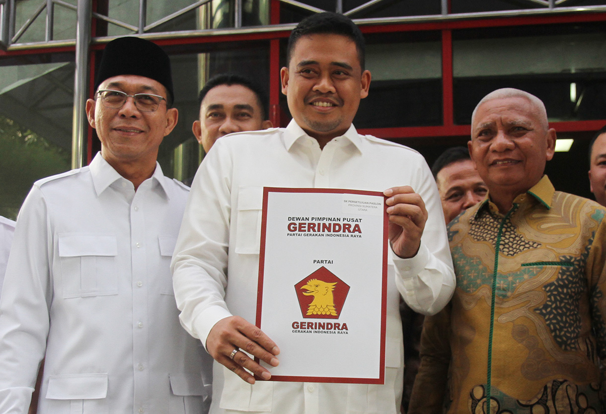 Bakal calon Gubernur Jawa Tengah Komjen Pol Ahmad Luthfi  berfoto usai menerima surat keputusan tentang persetujuan pasangan calon di Kantor DPP Partai Gerindra, Jakarta, Jumat (23/7/2024).  (BeritaNasional.com/ Oke Atmaja