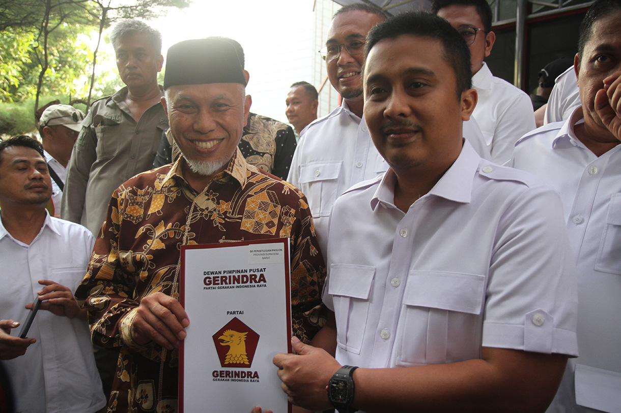 Bakal calon Gubernur Jawa Tengah Komjen Pol Ahmad Luthfi  berfoto usai menerima surat keputusan tentang persetujuan pasangan calon di Kantor DPP Partai Gerindra, Jakarta, Jumat (23/7/2024).  (BeritaNasional.com/ Oke Atmaja