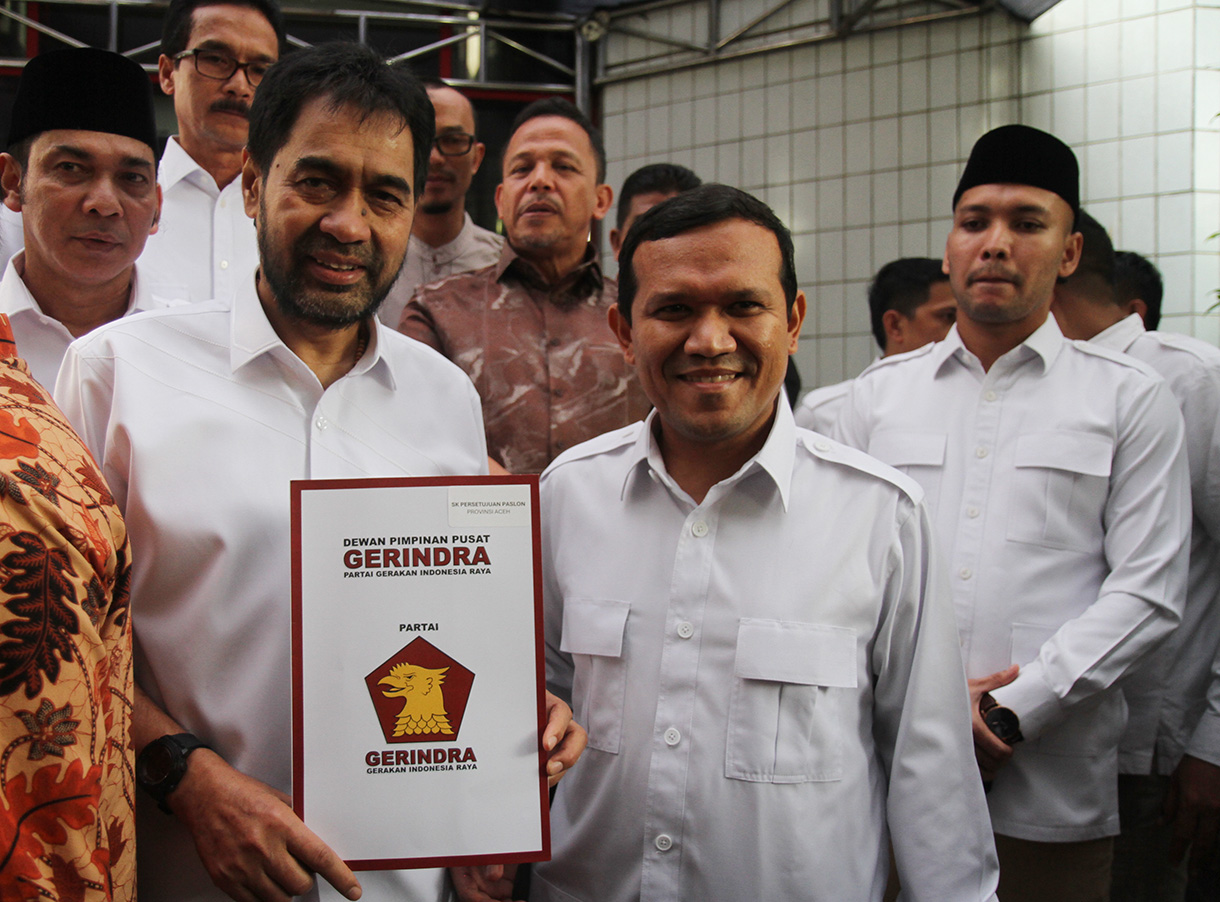 Bakal calon Gubernur Jawa Tengah Komjen Pol Ahmad Luthfi  berfoto usai menerima surat keputusan tentang persetujuan pasangan calon di Kantor DPP Partai Gerindra, Jakarta, Jumat (23/7/2024).  (BeritaNasional.com/ Oke Atmaja