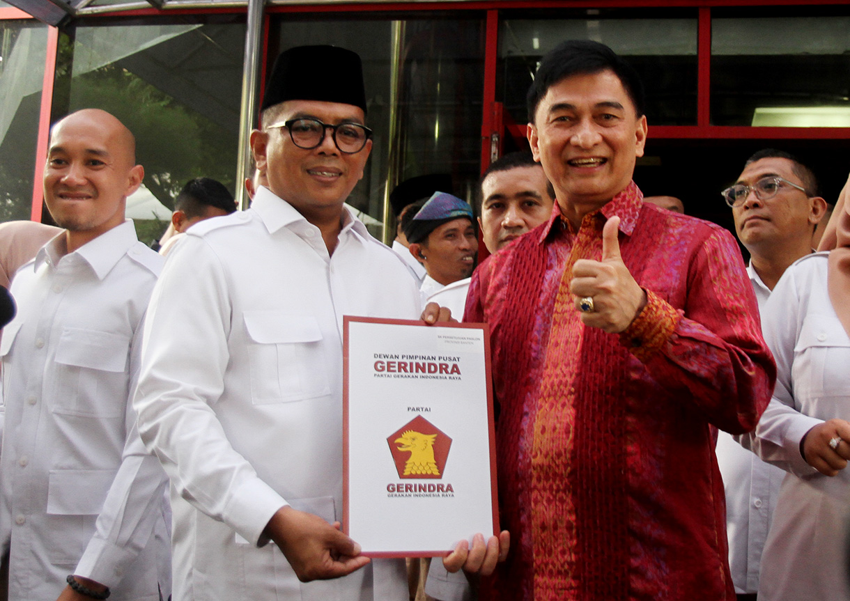 Bakal calon Gubernur Jawa Tengah Komjen Pol Ahmad Luthfi  berfoto usai menerima surat keputusan tentang persetujuan pasangan calon di Kantor DPP Partai Gerindra, Jakarta, Jumat (23/7/2024).  (BeritaNasional.com/ Oke Atmaja