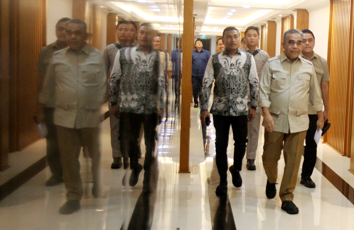 Sekjen Gerindra Ahmad Muzani mengumumkan  calon guberur Jawa Tengah pada Pilkada 2024 di Kompleks Parlemen, Senayan, Jakarta, Senin (22/7/2024). (BeritaNasional.com/Oke Atmaja)