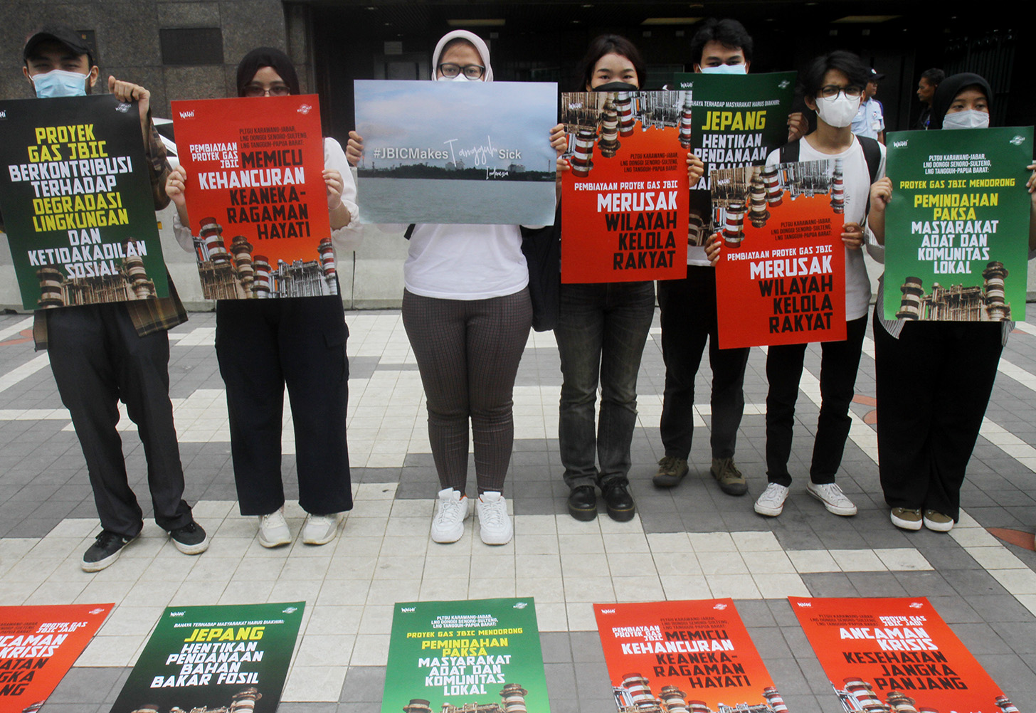 Aktivis dari Wahana Lingkungan Hidup Indonesia (Walhi) melakukan unjuk rasa di depan Kedutaan Besar Jepang, Jakarta, Kamis(25/4/2024).(BeritaNasional.com/Oke Atmaja)