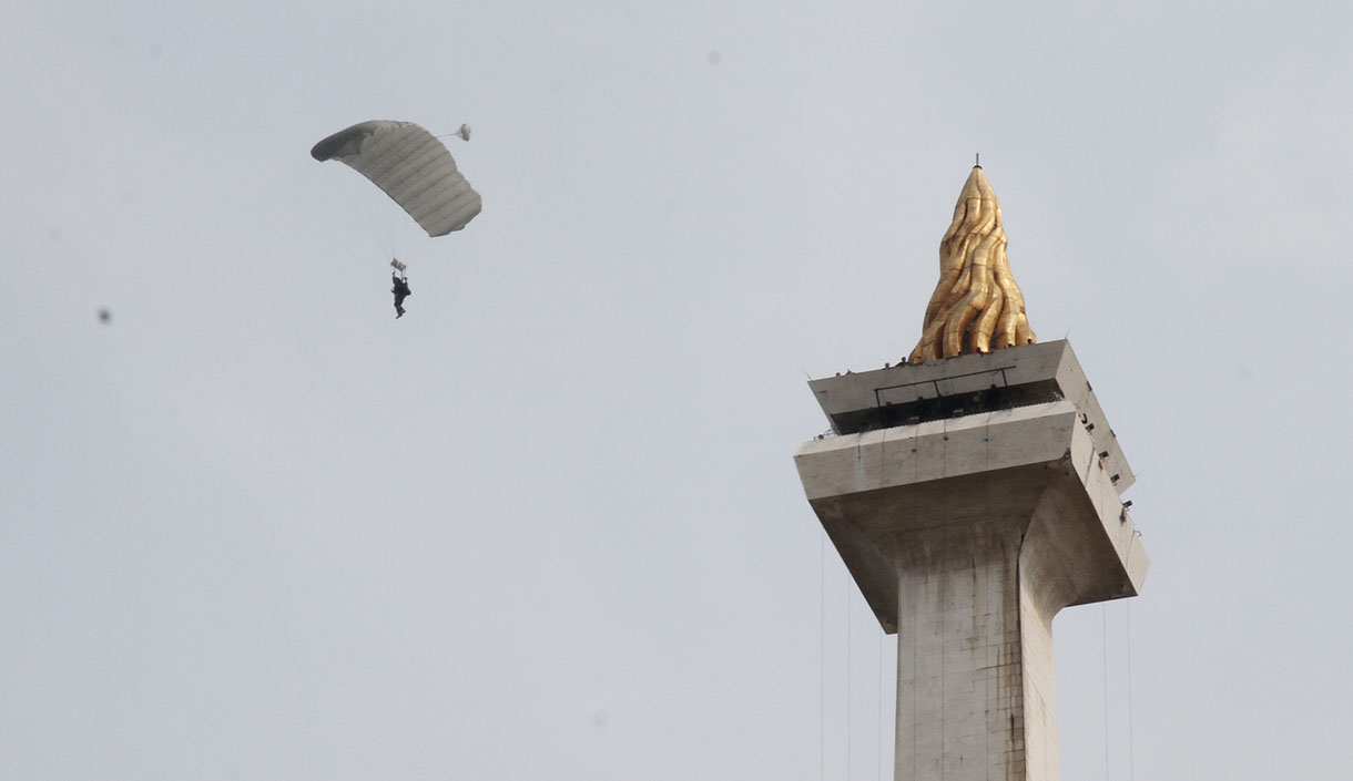 Prajurit TNI melakukan gladi bersih upacara menjelang peringatan Hari Ulang Tahun (HUT) ke-79 TNI di kawasan Monas, Jakarta, Kamis (3/10/2024). (BeritaNasional.com/Oke Atmaja)