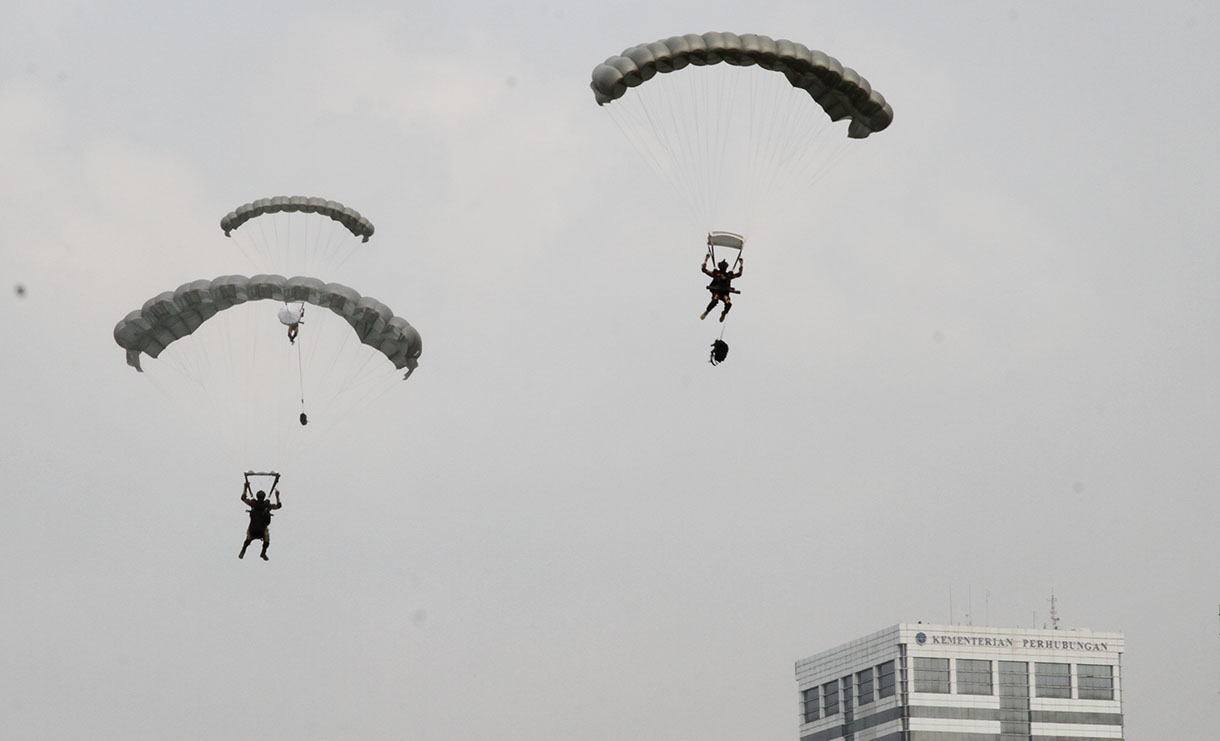 Prajurit TNI melakukan gladi bersih upacara menjelang peringatan Hari Ulang Tahun (HUT) ke-79 TNI di kawasan Monas, Jakarta, Kamis (3/10/2024). (BeritaNasional.com/Oke Atmaja)