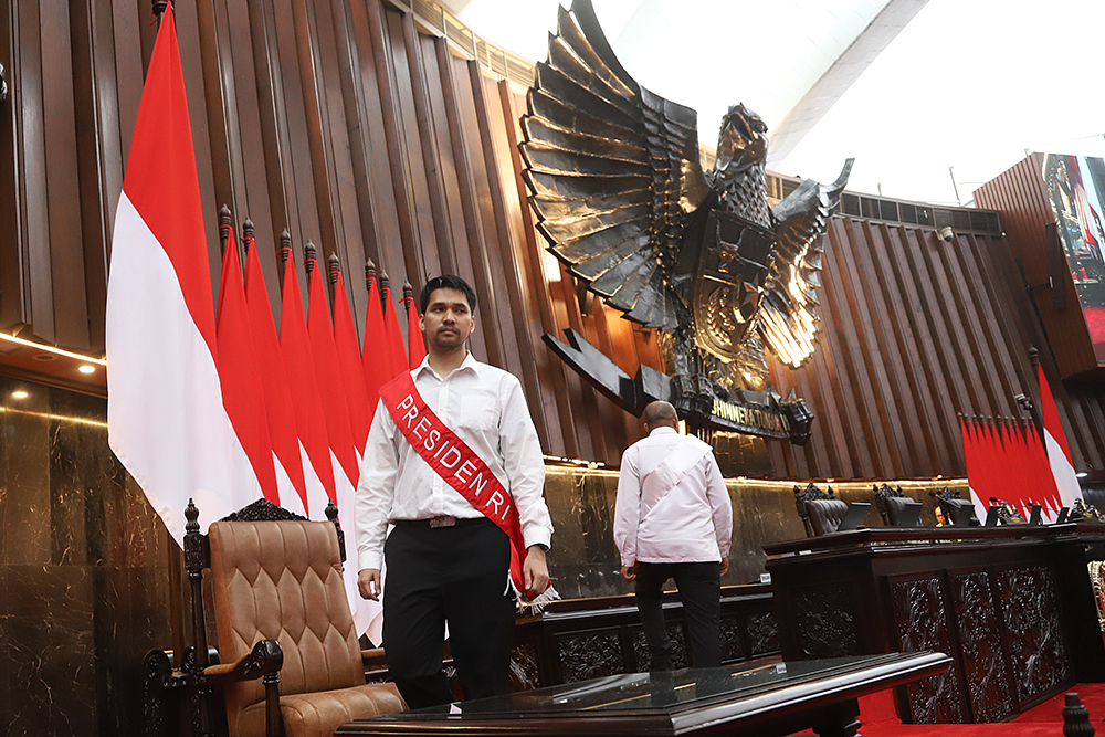 Gladi bersih persiapan Sidang Tahunan MPR RI 2025 Tim peraga melakukan gladi bersih persiapan Sidang Tahunan MPR 2025. (BeritaNasional/Elvis Sendouw)