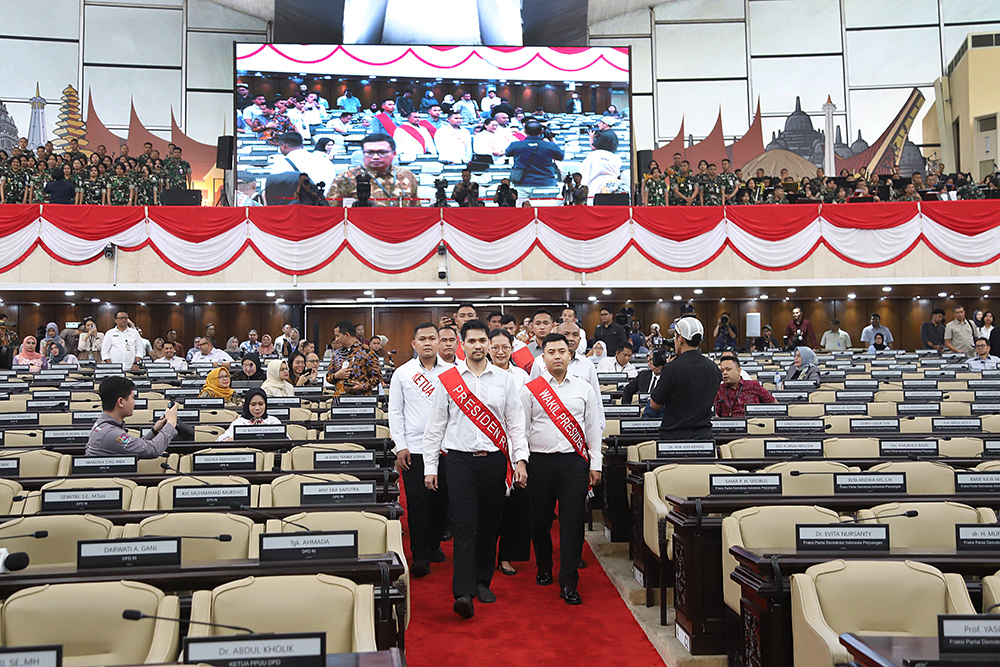 Tim peraga melakukan gladi bersih persiapan Sidang Tahunan MPR 2025. (BeritaNasional/Elvis Sendouw)