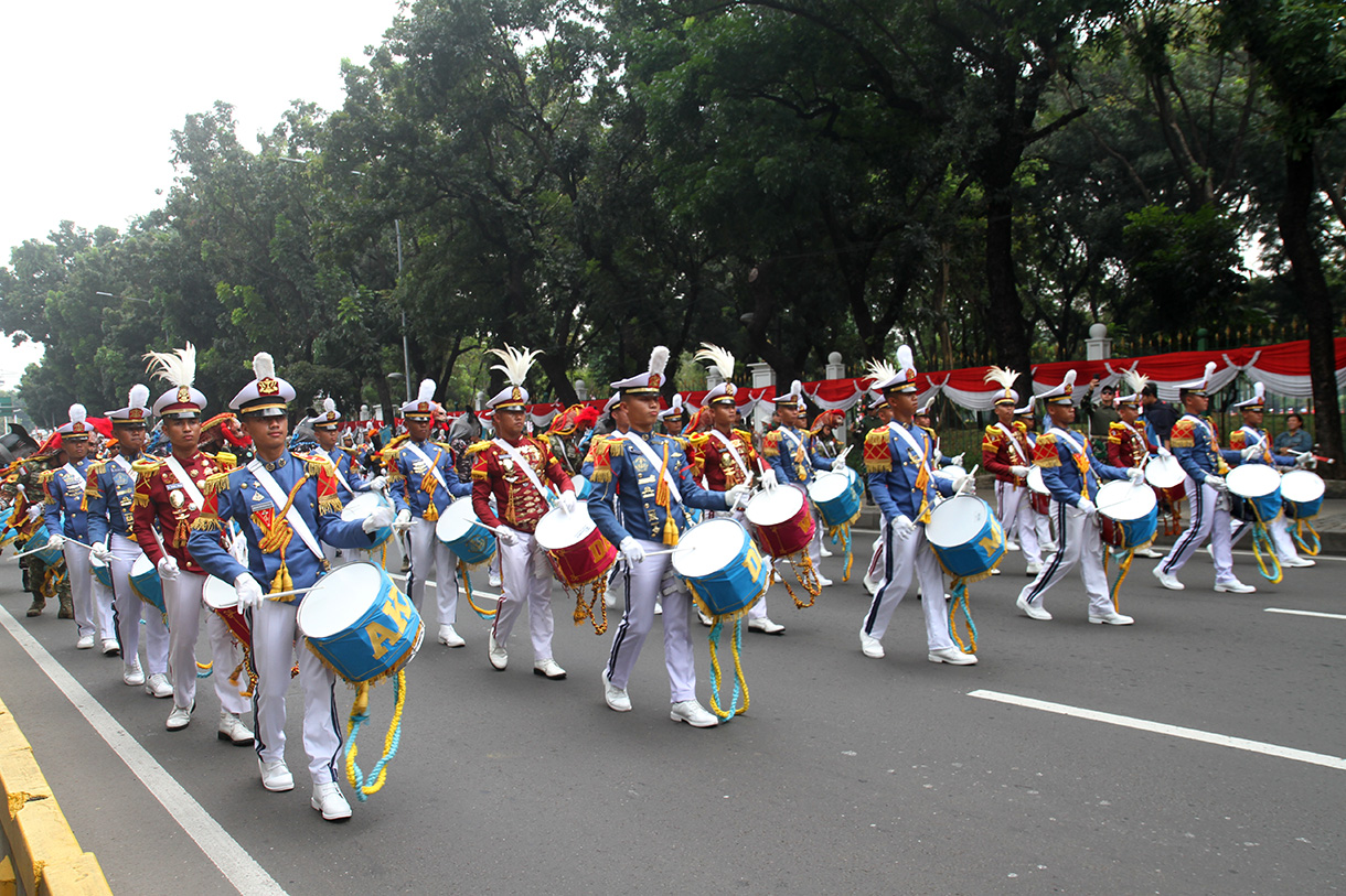 Sejumlah anggota marching band TNI melakukan atraksi saat gladi bersih di Jalan Medan Merdeka Barat, Jakarta, Kamis (8/8/2024). (BeritaNasional.com/Oke Atmaja)