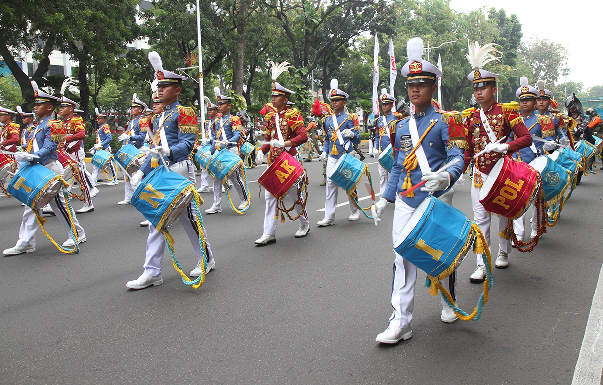 Sejumlah anggota marching band TNI melakukan atraksi saat gladi bersih di Jalan Medan Merdeka Barat, Jakarta, Kamis (8/8/2024). (BeritaNasional.com/Oke Atmaja)