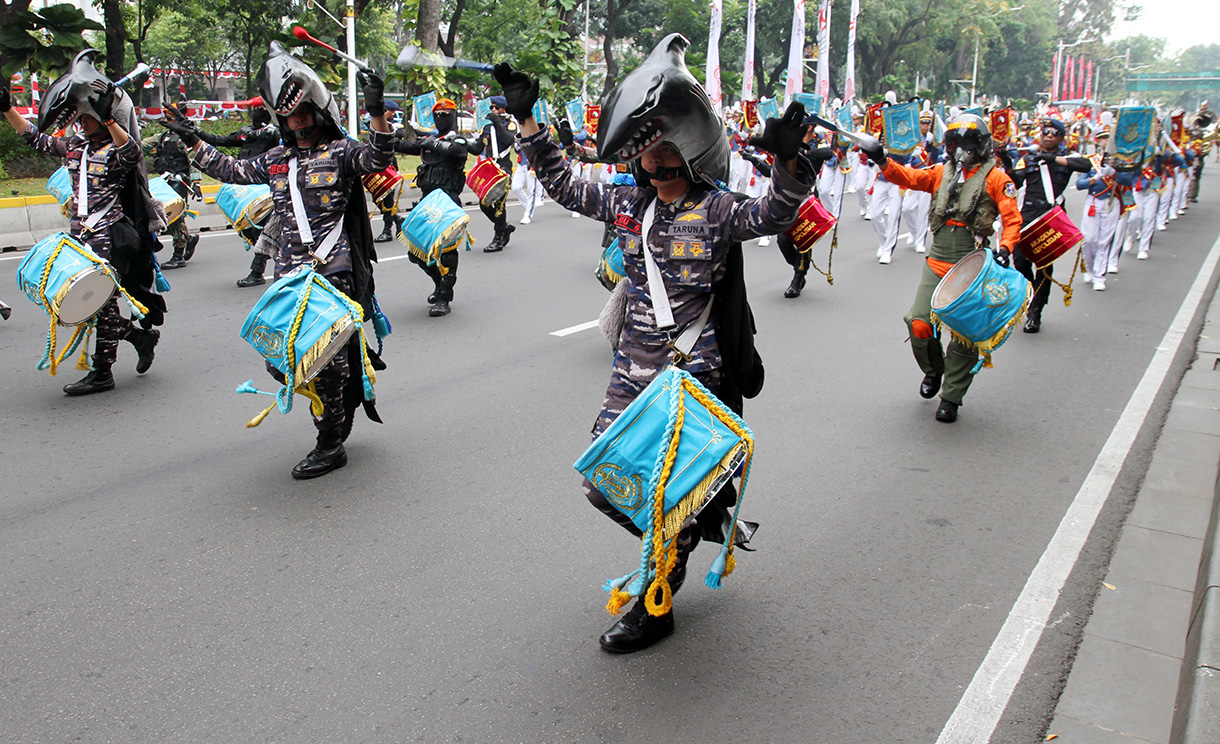 Sejumlah anggota marching band TNI melakukan atraksi saat gladi bersih di Jalan Medan Merdeka Barat, Jakarta, Kamis (8/8/2024). (BeritaNasional.com/Oke Atmaja)