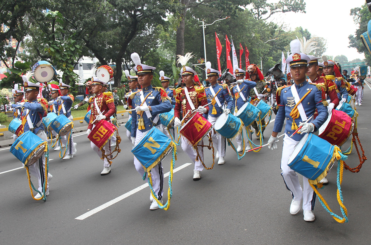 Sejumlah anggota marching band TNI melakukan atraksi saat gladi bersih di Jalan Medan Merdeka Barat, Jakarta, Kamis (8/8/2024). (BeritaNasional.com/Oke Atmaja)