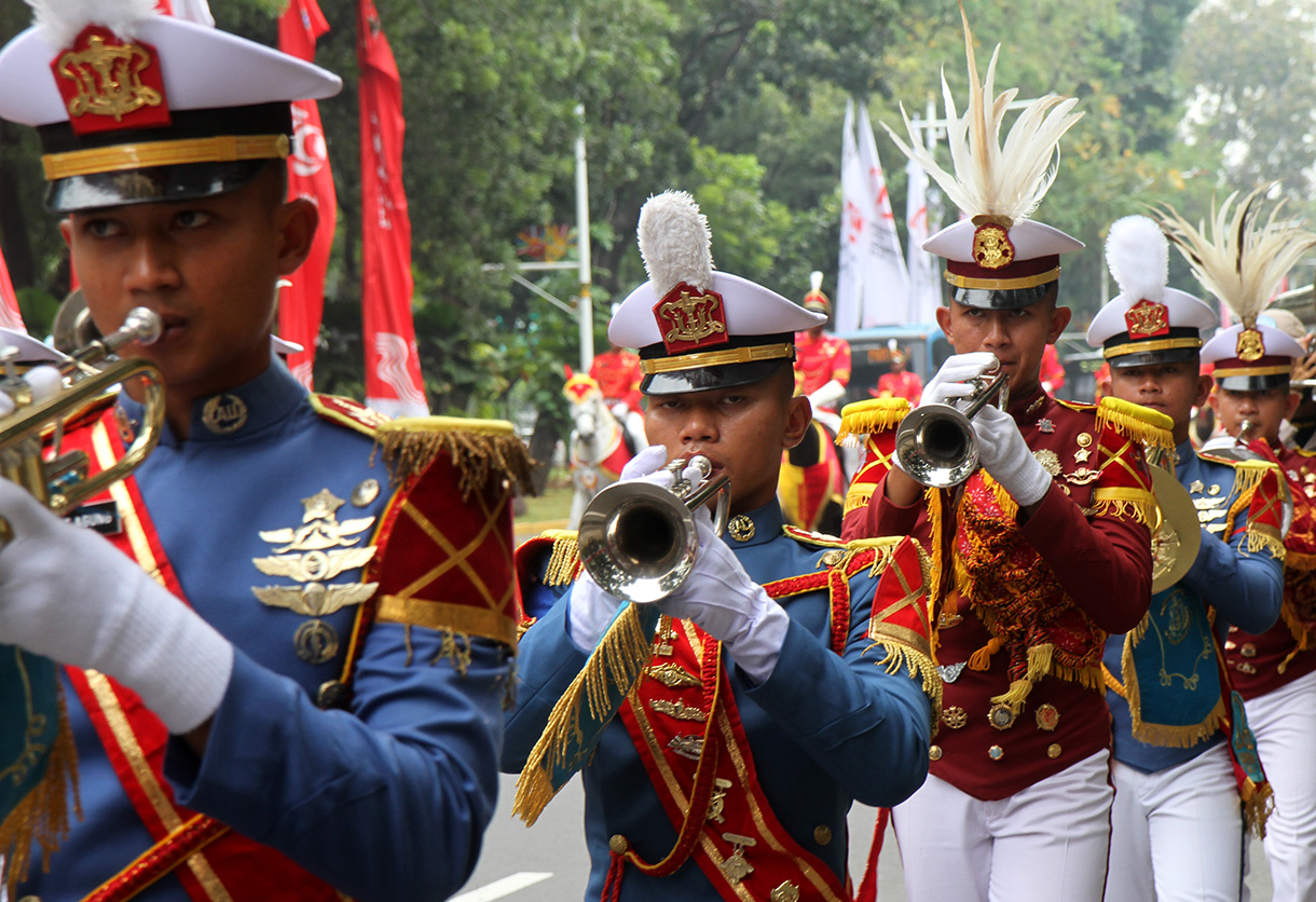 Sejumlah anggota marching band TNI melakukan atraksi saat gladi bersih di Jalan Medan Merdeka Barat, Jakarta, Kamis (8/8/2024). (BeritaNasional.com/Oke Atmaja)