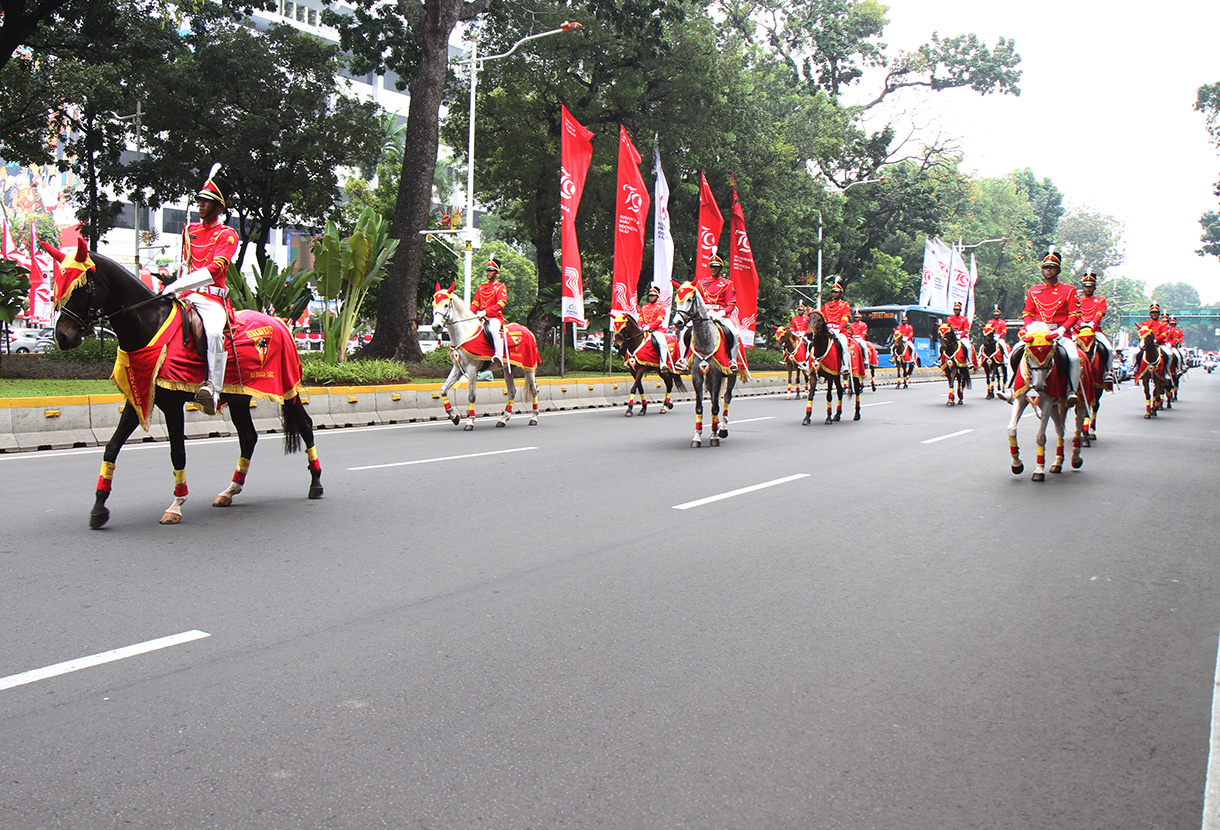 Sejumlah anggota marching band TNI melakukan atraksi saat gladi bersih di Jalan Medan Merdeka Barat, Jakarta, Kamis (8/8/2024). (BeritaNasional.com/Oke Atmaja)