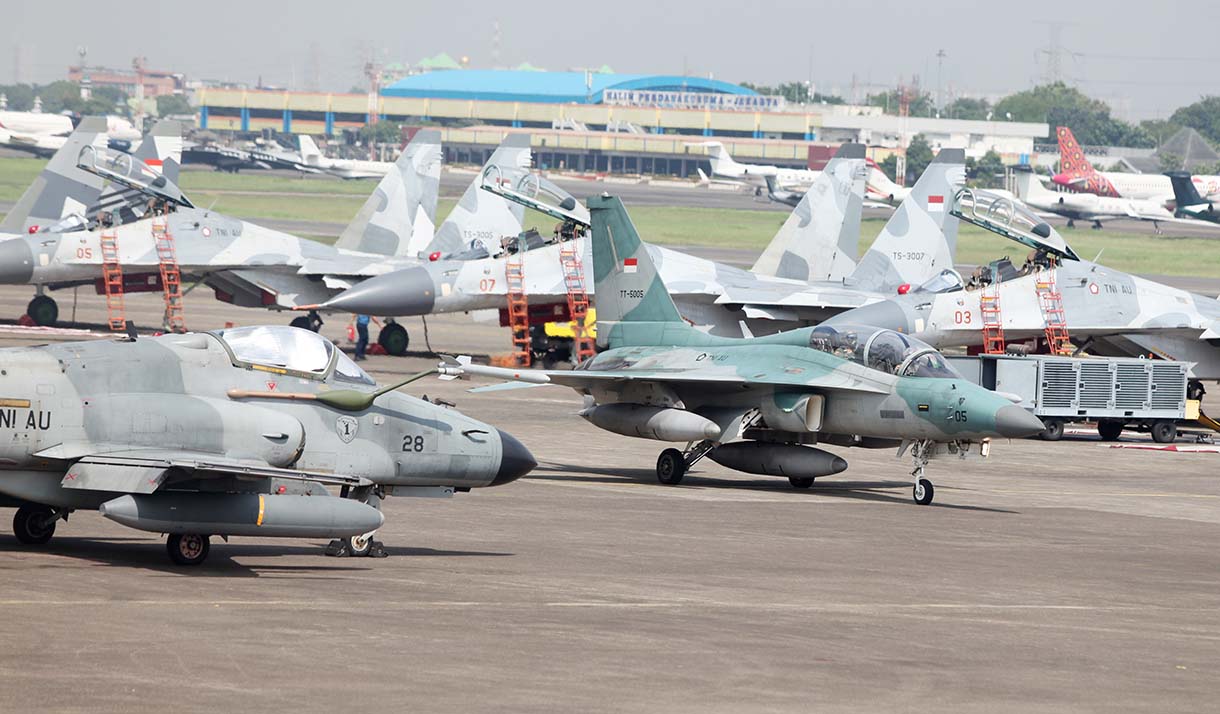 Pesawat tempur Sukhoi SU27/30 lepas landas untuk melakukan gladi demo udara di Lanud Halim Perdanakusuma, Jakarta, Rabu (1/10/2025).    (Beritanasional.com/Oke Atmaja)