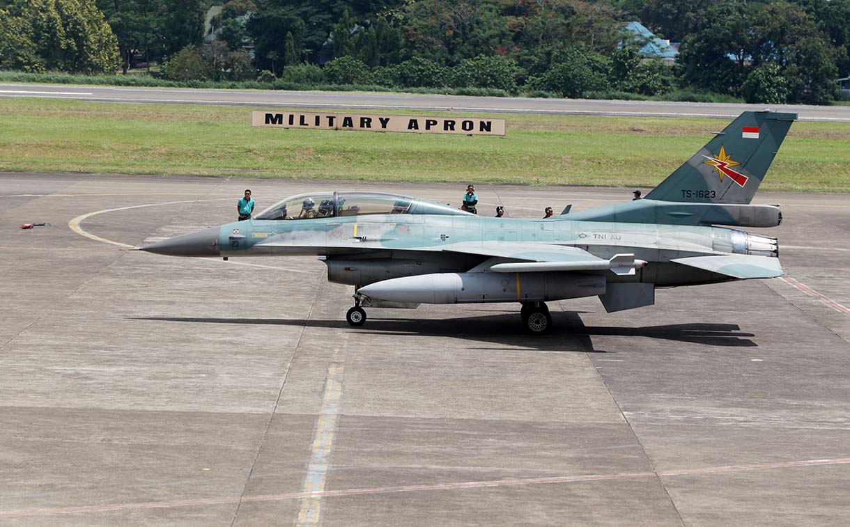 Pesawat tempur Sukhoi SU27/30 lepas landas untuk melakukan gladi demo udara di Lanud Halim Perdanakusuma, Jakarta, Rabu (1/10/2025).    (Beritanasional.com/Oke Atmaja)