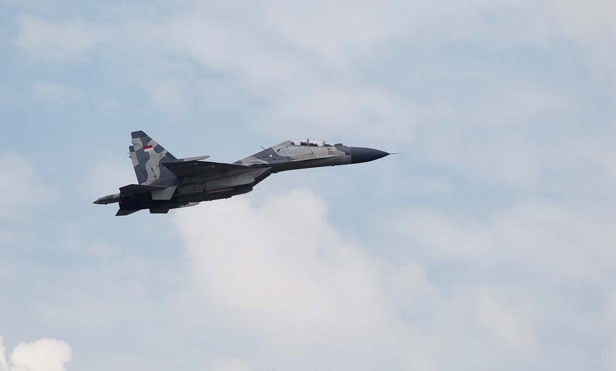 Pesawat tempur Sukhoi SU27/30 lepas landas untuk melakukan gladi demo udara di Lanud Halim Perdanakusuma, Jakarta, Rabu (1/10/2025).    (Beritanasional.com/Oke Atmaja)
