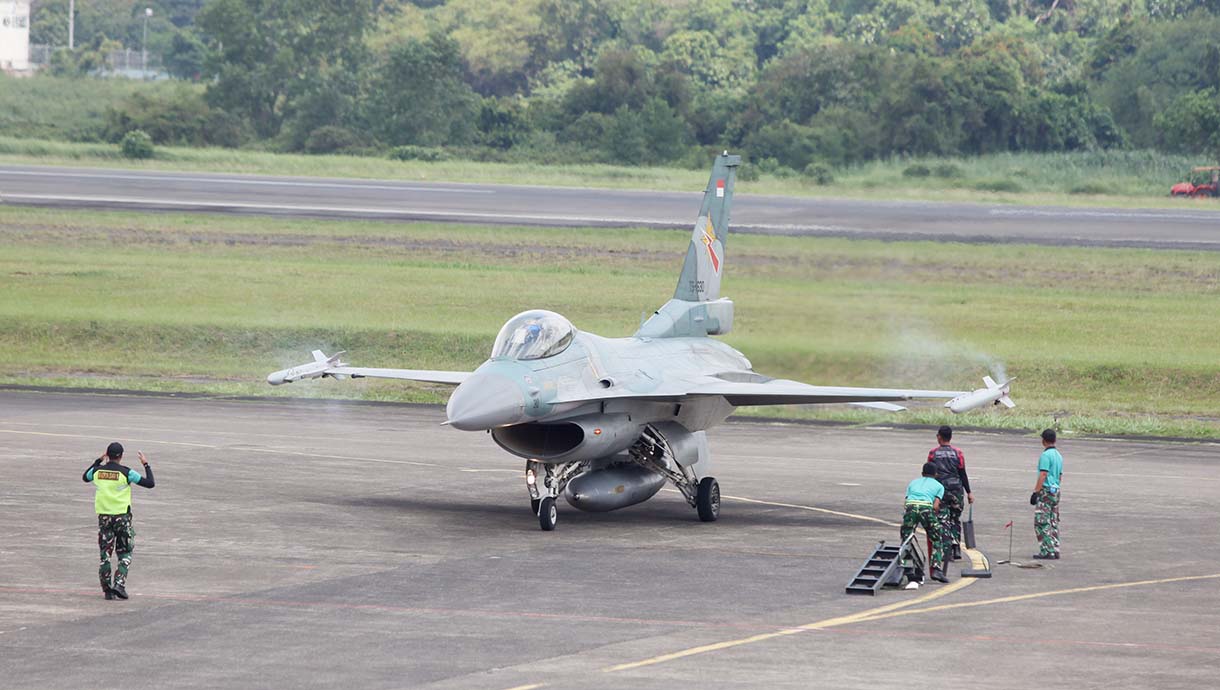 Pesawat tempur Sukhoi SU27/30 lepas landas untuk melakukan gladi demo udara di Lanud Halim Perdanakusuma, Jakarta, Rabu (1/10/2025).    (Beritanasional.com/Oke Atmaja)