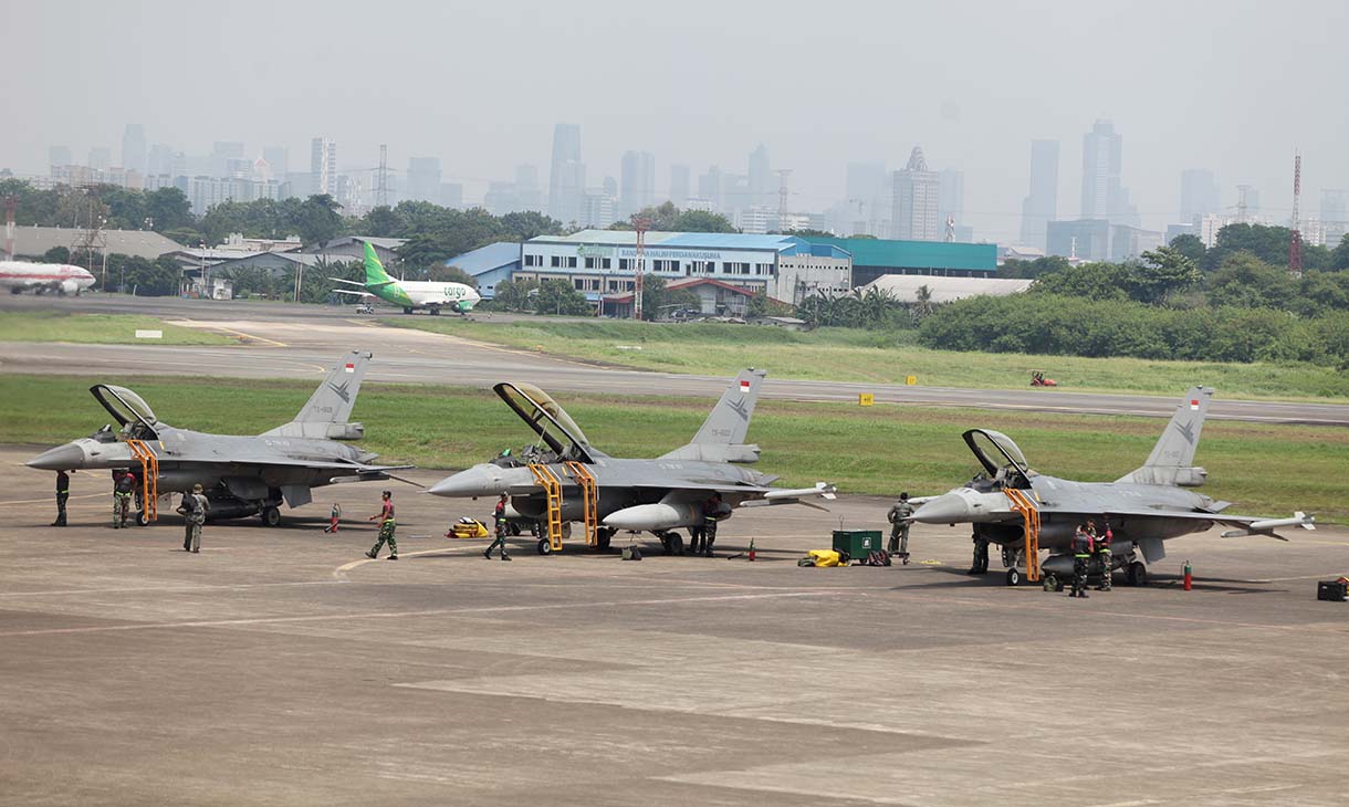 Pesawat tempur Sukhoi SU27/30 lepas landas untuk melakukan gladi demo udara di Lanud Halim Perdanakusuma, Jakarta, Rabu (1/10/2025).    (Beritanasional.com/Oke Atmaja)