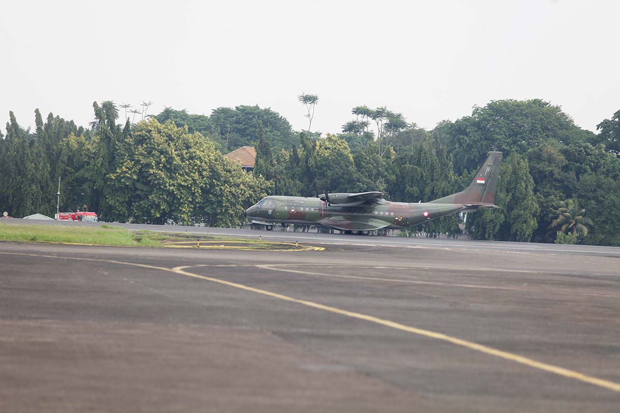 Pesawat tempur Sukhoi SU27/30 lepas landas untuk melakukan gladi demo udara di Lanud Halim Perdanakusuma, Jakarta, Rabu (1/10/2025).    (Beritanasional.com/Oke Atmaja)