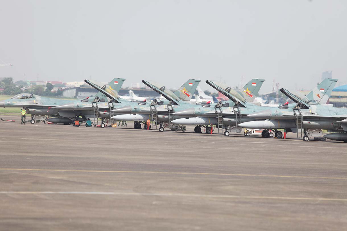 Pesawat tempur Sukhoi SU27/30 lepas landas untuk melakukan gladi demo udara di Lanud Halim Perdanakusuma, Jakarta, Rabu (1/10/2025).    (Beritanasional.com/Oke Atmaja)