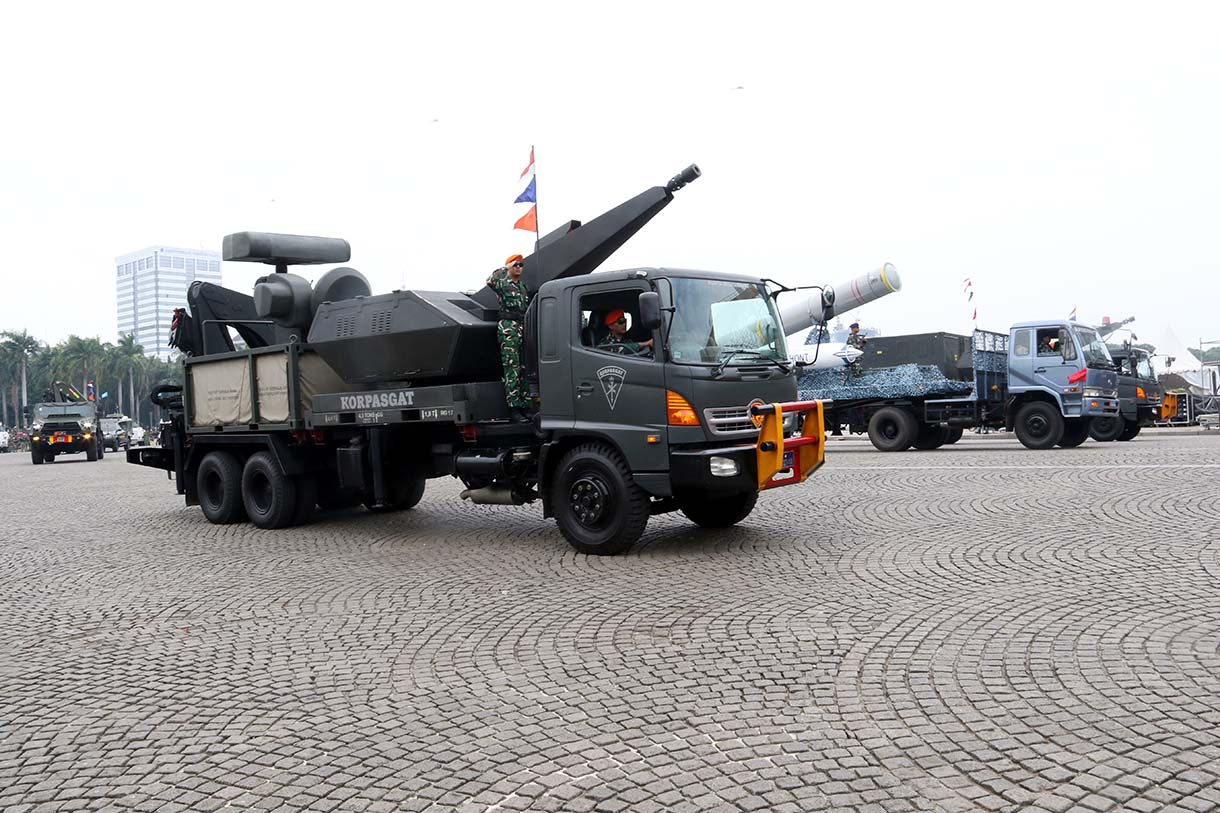 Prajurit TNI AD mengendarai kendaraan tempur jenis Tank Ringan FV101 Scorpion saat gladi kotor di kawasan Monas, Jakarta, Selasa (30/9/2025).  (Beritanasional.com/Oke Atmaja)