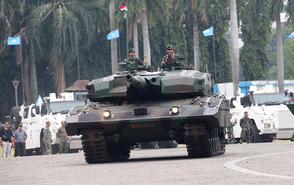 Prajurit TNI AD mengendarai kendaraan tempur jenis Tank Ringan FV101 Scorpion saat gladi kotor di kawasan Monas, Jakarta, Selasa (30/9/2025).  (Beritanasional.com/Oke Atmaja)
