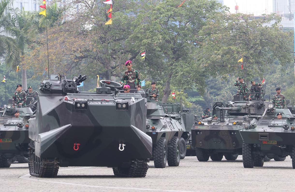 Prajurit TNI AD mengendarai kendaraan tempur jenis Tank Ringan FV101 Scorpion saat gladi kotor di kawasan Monas, Jakarta, Selasa (30/9/2025).  (Beritanasional.com/Oke Atmaja)
