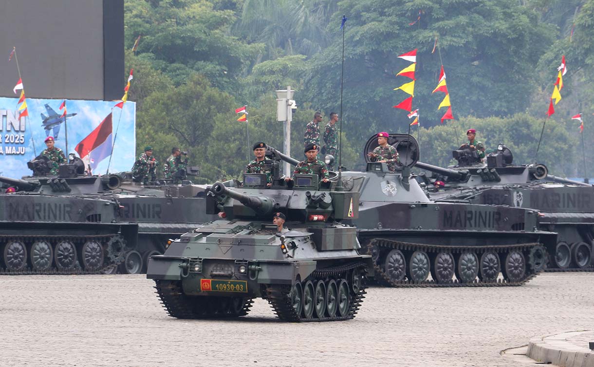 Prajurit TNI AD mengendarai kendaraan tempur jenis Tank Ringan FV101 Scorpion saat gladi kotor di kawasan Monas, Jakarta, Selasa (30/9/2025).  (Beritanasional.com/Oke Atmaja)