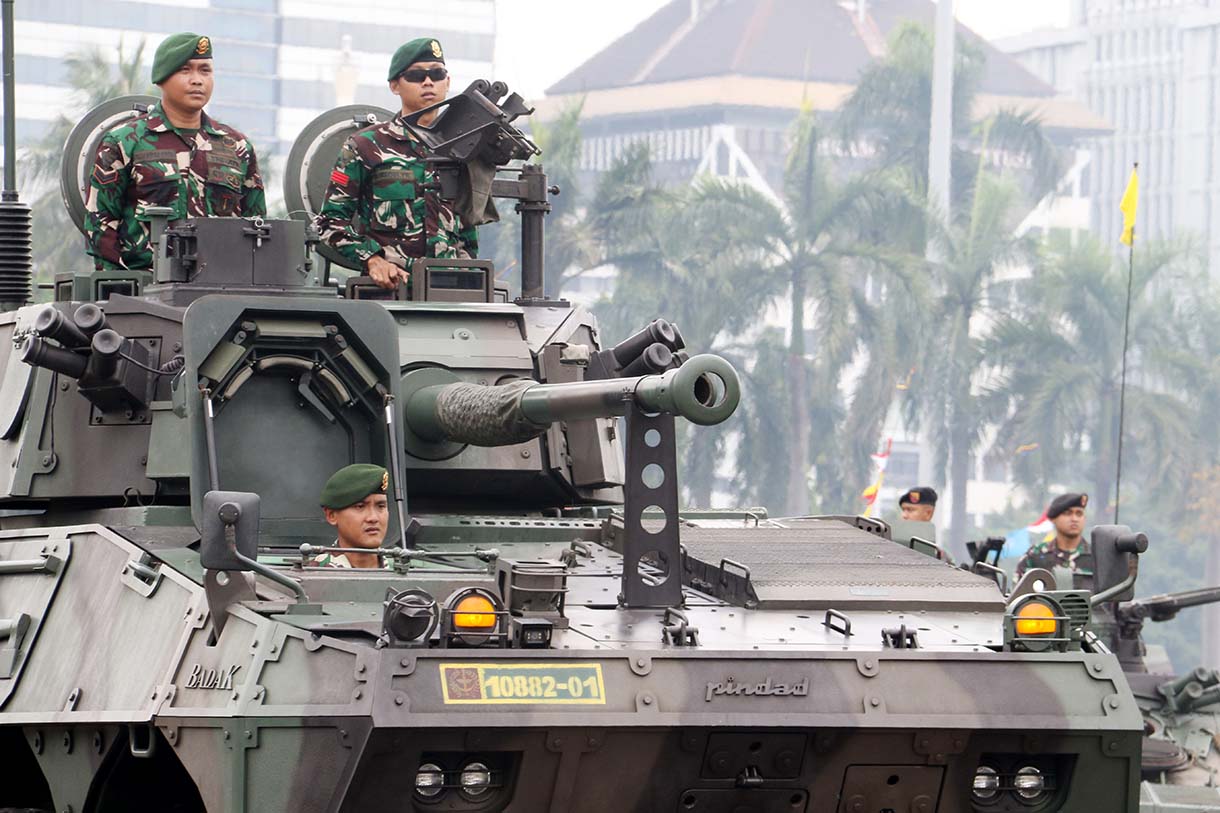 Prajurit TNI AD mengendarai kendaraan tempur jenis Tank Ringan FV101 Scorpion saat gladi kotor di kawasan Monas, Jakarta, Selasa (30/9/2025).  (Beritanasional.com/Oke Atmaja)
