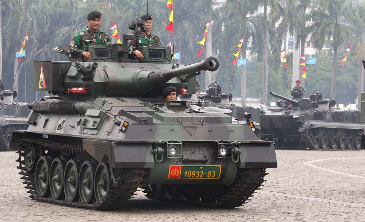 Prajurit TNI AD mengendarai kendaraan tempur jenis Tank Ringan FV101 Scorpion saat gladi kotor di kawasan Monas, Jakarta, Selasa (30/9/2025).  (Beritanasional.com/Oke Atmaja)