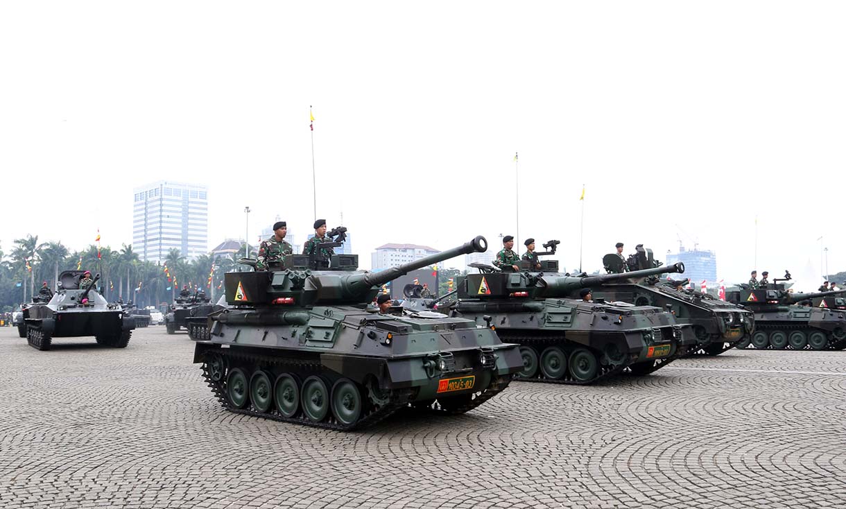 Prajurit TNI AD mengendarai kendaraan tempur jenis Tank Ringan FV101 Scorpion saat gladi kotor di kawasan Monas, Jakarta, Selasa (30/9/2025).  (Beritanasional.com/Oke Atmaja)