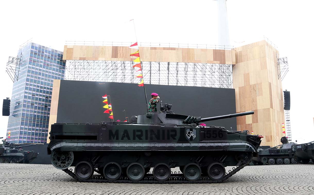 Prajurit TNI AD mengendarai kendaraan tempur jenis Tank Ringan FV101 Scorpion saat gladi kotor di kawasan Monas, Jakarta. (Beritanasional.com/Oke Atmaja)