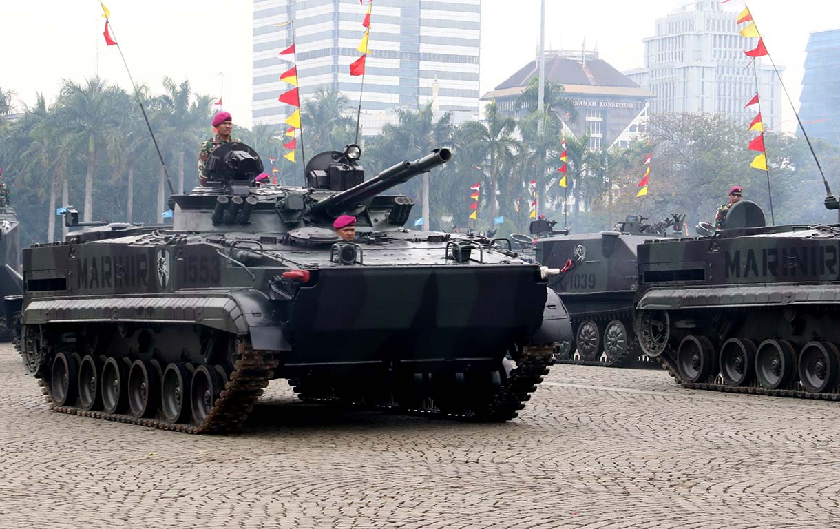 Prajurit TNI AD mengendarai kendaraan tempur jenis Tank Ringan FV101 Scorpion saat gladi kotor di kawasan Monas, Jakarta, Selasa (30/9/2025).  (Beritanasional.com/Oke Atmaja)