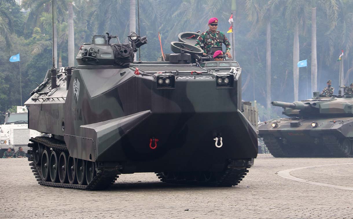 Prajurit TNI AD mengendarai kendaraan tempur jenis Tank Ringan FV101 Scorpion saat gladi kotor di kawasan Monas, Jakarta, Selasa (30/9/2025).  (Beritanasional.com/Oke Atmaja)