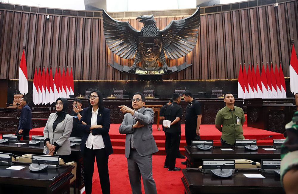 Pegawai berperan menggantikan pejabat yang akan Sidang Tahunan 16 Agustus 2024. (BeritaNasional/Elvis Sendouw)