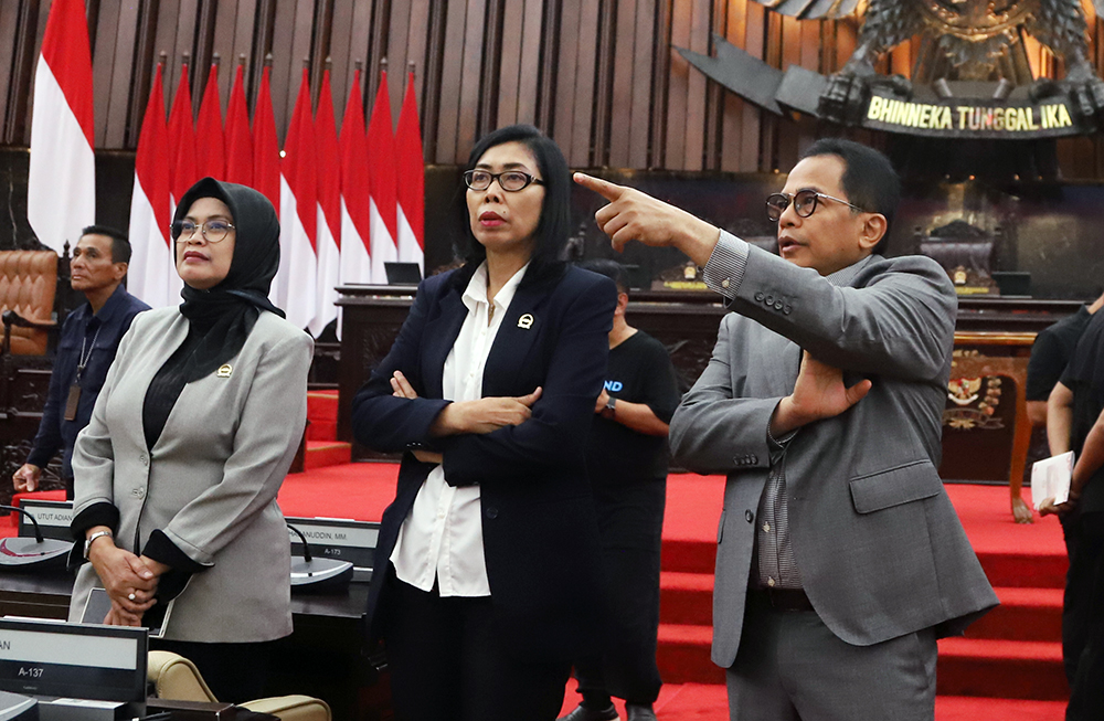 Pegawai berperan menggantikan pejabat yang akan Sidang Tahunan 16 Agustus 2024. (BeritaNasional/Elvis Sendouw)