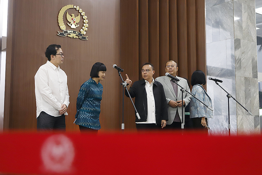 Pimpinan DPR beriketerangan kepada wartawan terkait penurunan potongan komisi layanan ojek online. (BeritaNasional/Elvis Sendouw)