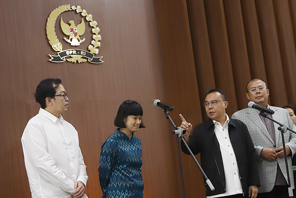 Pimpinan DPR beriketerangan kepada wartawan terkait penurunan potongan komisi layanan ojek online. (BeritaNasional/Elvis Sendouw)